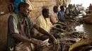 Sejumlah pedagang memotong ikan di sebuah pasar ikan di dekat Sungai Nil, di kota kembar Khartoum, Omdurman (24/6/2019). Kota Omdurman didirikan pada tahun 1884. (AFP Photo/Yasuyoshi Chiba)
