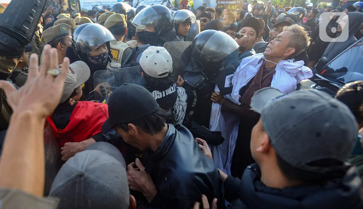 Penertiban PKL sebagai instruksi Pj Bupati Bogor Asmawa Tosepu agar ratusan pedagang di kawasan Puncak mengisi kios yang telah disiapkan Pemerintah Kabupaten Bogor, yakni Rest Area Gunung Mas. (merdeka.com/Arie Basuki)