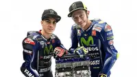 Pebalap Movistar Yamaha, Valentino Rossi (kanan), mewaspadai ancaman rekan setim barunya, Maverick Vinales, pada MotoGP 2017. (Motorsport)