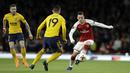 Gelandang Arsenal, Mesut Ozil, berusaha melewati bek Atletico Madrid, Lucas Hernandez, pada laga semifinal Liga Europa di Stadion Emirates, Kamis (26/4/2018). Arsenal ditahan 1-1 oleh Atletico Madrid. (AP/Matt Dunham)