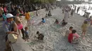 Sementara, anak-anak terlihat asik bermain pasir dan air di pantai. (Liputan6.com/Herman Zakharia)
