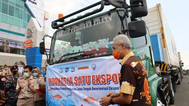 Gubernur Ganjar Pranowo, saat melihat produk ekspor sektor kelautan dan perikanan asal Jateng untuk ekpor ke Amerika, Jepang dan China. (Foto: Liputan6.com/Felek Wahyu)