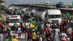 Demonstran menghentikan truk bahan bakar yang tiba untuk mengisi ulang di fasilitas distribusi bahan bakar di Duque Caxias, Brasil, Senin (28/5). Harga BBM dilaporkan terus merangkak naik sejak awal tahun ini. (AP Photo/Leo Correa)