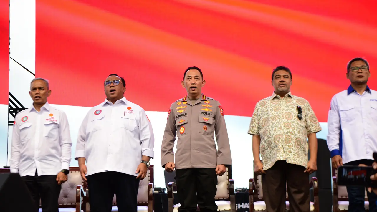 Kapolri Jenderal Listyo Sigit Prabowo menghadiri Apel Akbar Kebangsaan Buruh Indonesia di Lapangan Jababeka Botanical, Bekasi, Jawa Barat, Rabu (15/10/2025).