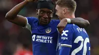 Noni Madueke, Cole Palmer, dan Nicolas Jackson sempat berebut untuk mendang penalti dalam laga melawan Everton, Selasa (16/3/2024). (AFP/Darren Staples)