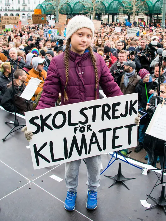 Aktivis iklim asal Swedia, Greta Thunberg memegang poster protes saat berunjuk rasa di Hamburg, Jerman, Jumat (1/3). Thunberg menuntut parlemen segera memutuskan kebijakan ketat demi perlindungan iklim. (Daniel Reinhardt/dpa via AP)