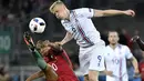Pemain Portugal, Joao Mario (kiri), berebut bola dengan pemain Islandia, Kolbeinn Sigthorsson, pada laga Grup F Piala Eropa 2016 di Stade Geoffroy Guichard, Saint-Etienne, Rabu (15/6/2016) dini hari WIB. (AFP/Jeff Pachoud)
