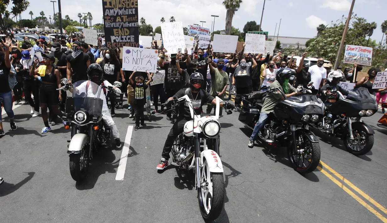 Pengunjuk rasa berbaris saat memprotes kematian George Floyd di Compton, California, Amerika Serikat, Minggu (7/6/2020). Gelombang protes atas kematian George Floyd terus mengguncang Amerika Serikat. (AP Photo/Marcio Jose Sanchez)