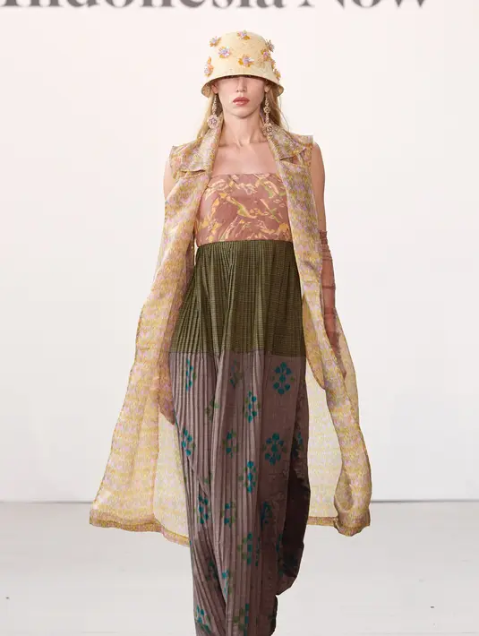 Selain kain Tenun, Didiet juga menambahkan padu padan bahan seperti organza dan tulle dengan bahan tenun Ikat yang memberikan unsur dinamis serta mempertemukan kesan modern dengan motif tradisional Ikat.  [Dok/Didiet Maulana]