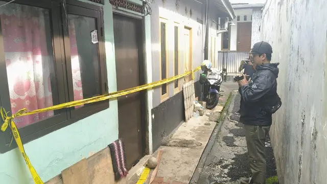 Kediaman keluarga yang ditemukan meninggal dunia di dalam rumah di Kampung Poncol, Cirendeu, Ciputat Timur Kota Tangerang Selatan.