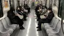 Penumpang memakai masker wajah saat menaiki kereta bawah tanah di Daegu, Korea Selatan, Jumat (21/2/2020). Wali Kota Daegu meminta warganya untuk mengenakan masker saat bepergian. (Kim Hyun-tae/Yonhap via AP)