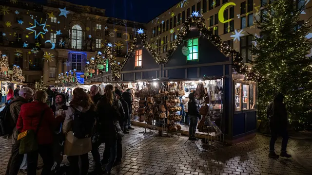 Pengunjung memadati stan di pasar Natal di Forum Humboldt, Berlin, pada 19 Desember 2024 di Berlin, Jerman, selama musim liburan. John MACDOUGALL / AFP