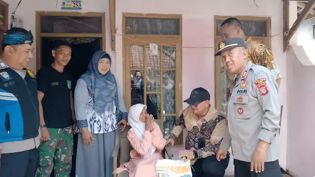 Perwakilan Bulog, PT Pos Indonesia, DKP, Dinsos, Kejaksaan dan TNI-Polri saat menyerahkan program bantuan pangan (Banpang) di rumah salah satu lansia penerima bantuan. (Liputan6.com/Jayadi Supriadin)