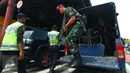 Anggota TNI AD turun dari mobil untuk melakukan  pengamanan di bandara Soetta Tangerang, Kamis, (14/01/16). Sejumlah anggota Kepolisian dan TNI AD dikerahkan untuk melakukan penjagaan di Bandara Soetta. (Liputan6.com/Faisal R Syam)