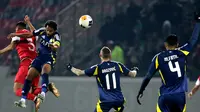Masoud Riki (kiri) dari Persepolis dan Abdolmajjed Al Sulayhim dari Nassr berebut bola selama pertandingan sepak bola Liga Champions AFC antara al-Nassr dari Saudi dan Persepolis dari Iran di Stadion Azadi di Teheran pada 17 Februari 2025.ATTA KENARE / AFP
