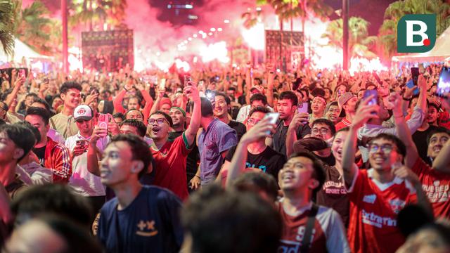 Foto: Nobar Timnas Indonesia U-23 di GBK Sempat Bergelora, Eh Kena Prank Wasit VAR