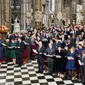 Ratu Elizabeth II dan anggota keluarga kerajaan Inggris menghadiri peringatan kematian Pangeran Philip di Westminster Abbey di pusat kota London pada 29 Maret 2022. (DOMINIC LIPINSKI / POOL / AFP)