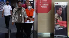 Tersangka korupsi di Kementerian Pertanian Kasdi Subagyono (mengenakan rompi oranye) usai menjadi saksi Dewas KPK dalam kasus dugaan pelanggaran etik Wakil Ketua Komisi Pemberantasan Korupsi atau KPK, Nurul Ghufron, Jakarta, Selasa, (14/5/2024). (merdeka.com/Arie Basuki)