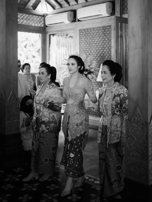 Kebaya tersebut dilengkapi bros besar yang tersemat di bagian perut, serta kain batik berwarna gelap. @iluminen.