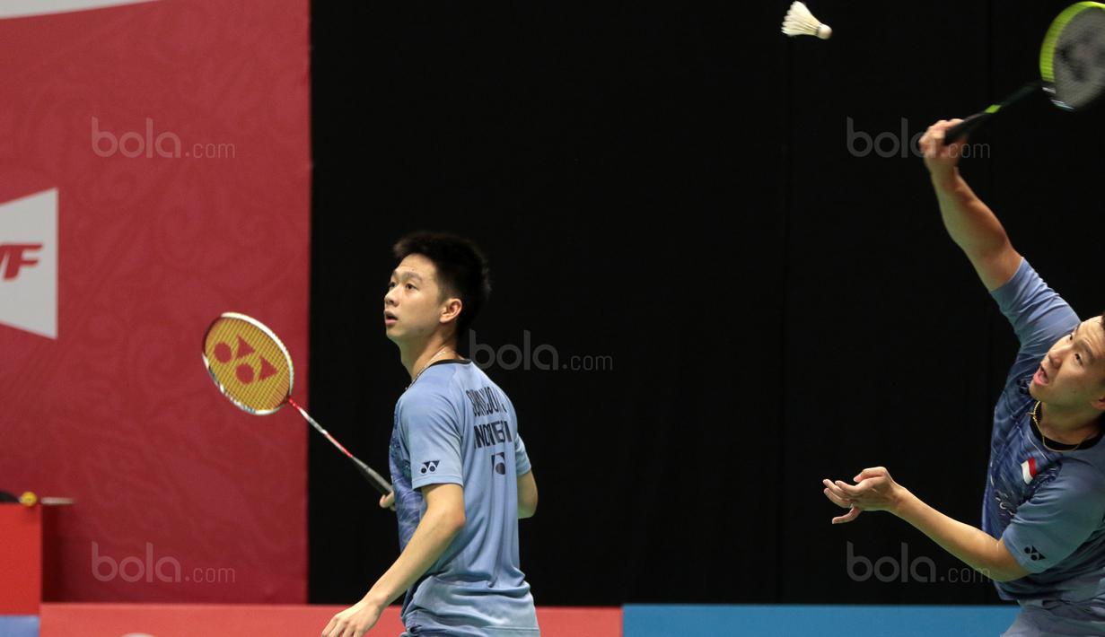 Aksi Marcus Gideon (kanan) melakukan smash ke arah Rian Agung/Hendra Setiawan pada babak kedua Daihatsu Indonesia Master 2018 di Istora Senayan, Kamis (25/1/2018). Kevin/Marcus menang 21-16 23-2.1 (Bola.com/Nick Hanoatubun)