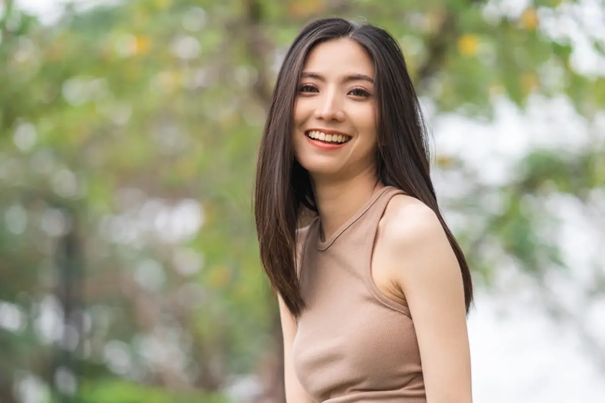 tersenyum tertawa santai