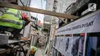 Pekerja menyelesaikan pengerjaan revitalisasi Kampung Kwitang, Jakarta, Kamis (7/4/2021). Sebanyak 27 rumah yang terbakar di Jl Kembang V, Kwitang, Jakarta Pusat, pada Sabtu (13/3) lalu. dan ditarget kan sebelum lebaran 2021. (Liputan6.com/Faizal Fanani)