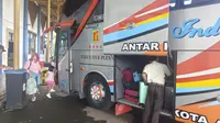 Sejumlah penumpang menaiki bus di Terminal Jatijajar, Kota Depok, Rabu (21/12/2022). Jumlah penumpang di Terminal Jatijajar melonjak pada musim libur Natal dan Tahun Baru (Nataru) 2023. (Liputan6.com/Dicky Agung Prihanto) 