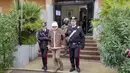 Dalam gambar yang diambil dari video pada Senin, 16 Januari 2023 menunjukkan bos mafia paling dicari Matteo Messina Denaro meninggalkan barak Carabinieri Italia segera setelah penangkapannya di sebuah klinik swasta di Palermo, Sisilia. Sepasang petugas Carabinieri, masing-masing memiting tangan Matteo Messina, mengantarnya menuruni tangga depan klinik dan membawanya ke sebuah van hitam. (Carabinieri via AP)