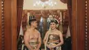 Pengantin Jawa Kaesang dan Erina Gudono. Mana gaya dengan baju adat Jawa dari keluarga Presiden antara Pak Jokowi-Ibu Iriana dan Kaesang-Erina Gudono yang jadi favoritmu, Sahabat FIMELA? [Foto: Instagram/doleytobing]