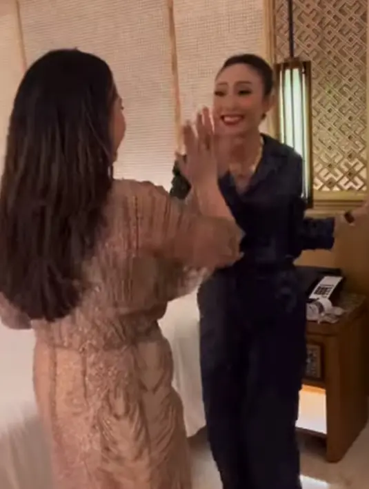 Meski sempat diterpa isu miring, namun Gigi dan Ayu Dewi membuktikan kedekatan yang terjalin. Keduanya bahkan tampak cuek dengan isu yang beredar di media sosial. (Liputan.com/IG/@raffinagita1717)