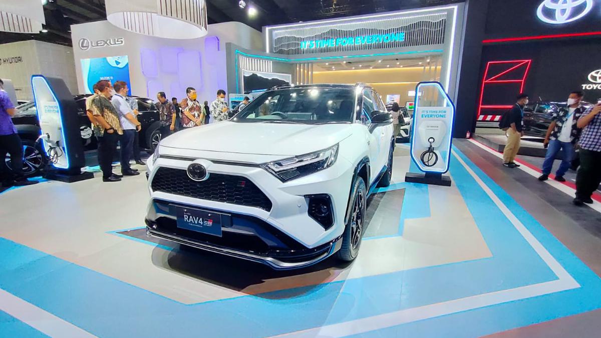 Sama-Sama Canggih, Intip Perbandingan Teknologi Hybrid Toyota RAV4 PHEV