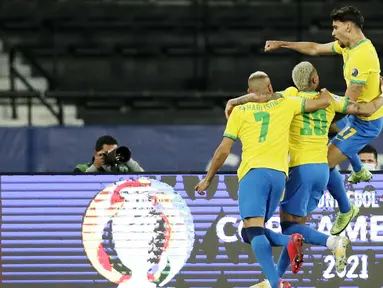 Timnas Brasil berhasil memastikan satu tempat di babak semifinal Copa America 2021 berkat kemenangan tipis 1-0 atas Chile. (AP/Silvia Izquierdo)