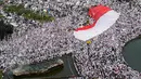 Sebuah bendera merah putih dikibarkan saat aksi damai di Bundaran Patung Kuda, Jakarta, Jumat (4/11). Massa menuntut  Gubernur Basuki T Purnama ditangkap atas dugaan penistaan agama. (Foto diambil dari gedung Indosat/Liputan6.com/Ferry Pradolo) 