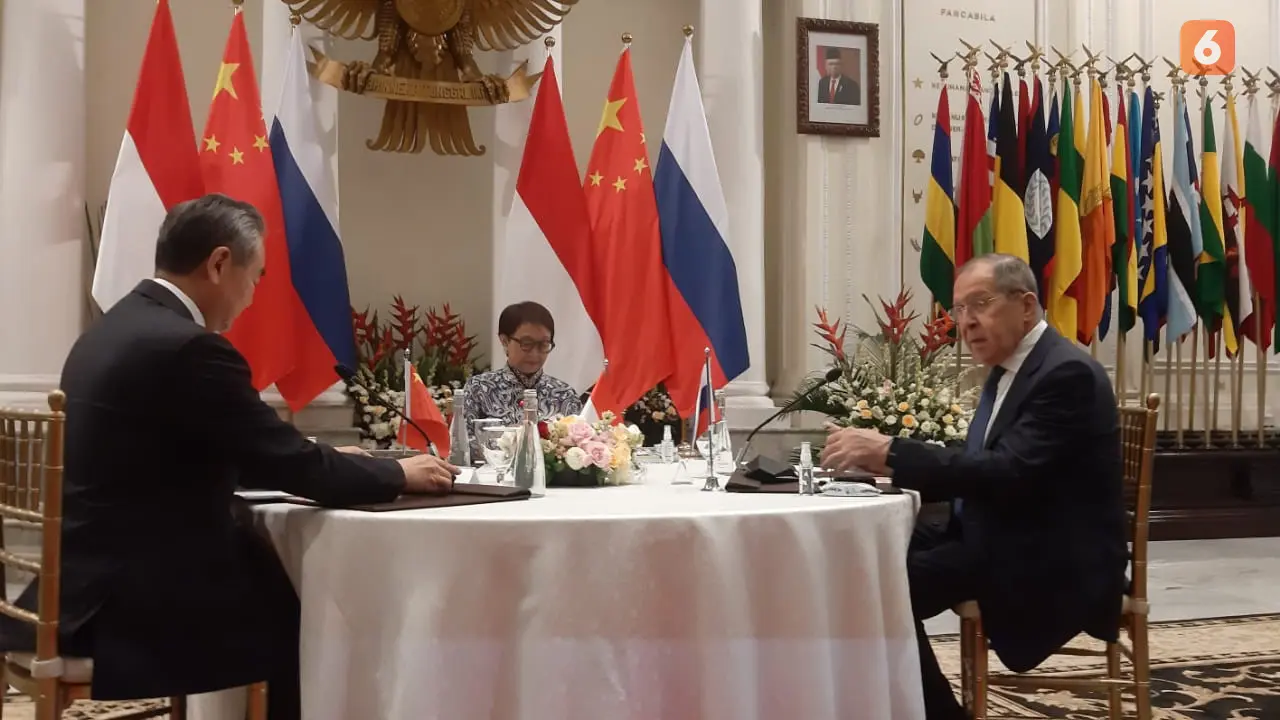 Menlu RI Retno Marsudi berdiskusi dengan Menlu Rusia Sergey Lavrov dan Direktur Kantor Komisi Luar Negeri Partai Komunis China Wang Yi di gedung Kemlu RI. Dok: Tommy Kurnia/Liputan6.com