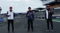 Pembalap Honda Team Asia, Andi Gilang (paling kanan) berpose dengan latar belakang Sirkuit Le Mans, Prancis. (Dokumentasi Honda Team Asia)