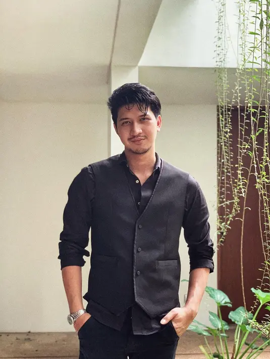 Tampil stylish dengan busana serba hitam mulai dair kemeja, rompi hingga celana, gaya Aditya Zoni ini terlihat cukup berbeda. Ia pun membiarkan rambutnya ditata sedemikian rupa dengan kesan sedikit berantakan namun tetap curi perhatian netizen. (Liputan6.com/IG/@real_aditya1)
