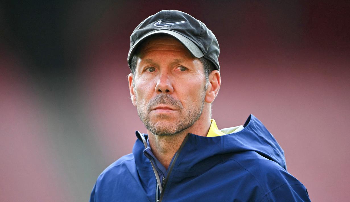 Diego Simeone tampak serius memimpin sesi latihan Atletico Madrid jelang mennghadapi Arsenal pada leg kedua semifinal Liga Champions 2025/2026. Duel ini digelar di Emirates Stadium. (AFP/Glyn Kirk)