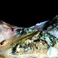 Ternyata begini penampakan garis-garis air yang berhasil ditemukan NASA di Mars.