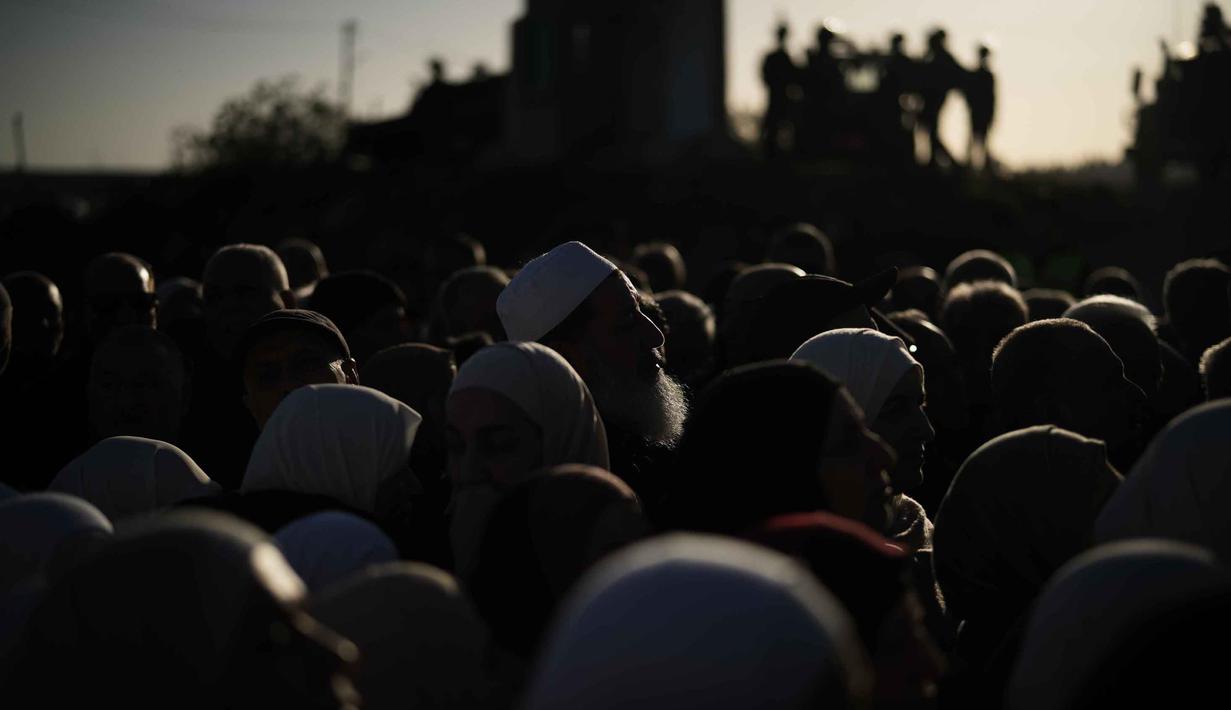 Pos Qalandia menjadi titik persimpangan tersibuk sekaligus simbol hambatan mobilitas warga Palestina, perjalanan yang seharusnya singkat seringkali memakan waktu berjam-jam akibat pemeriksaan militer. Tampak dalam foto, warga Palestina berbaris untuk melewati pos pemeriksaan militer Israel Qalandia antara kota Ramallah di Tepi Barat dan Yerusalem dalam perjalanan mereka untuk menghadiri salat Jumat di Masjid Al-Aqsa saat bulan suci Ramadan 1447 Hijriah, Jumat 20 Februari 2026. (AP Photo/Leo Correa)