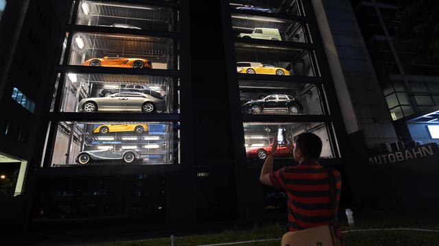 20170518-Vending Machine yang Menjual Mobil Mewah-AFP