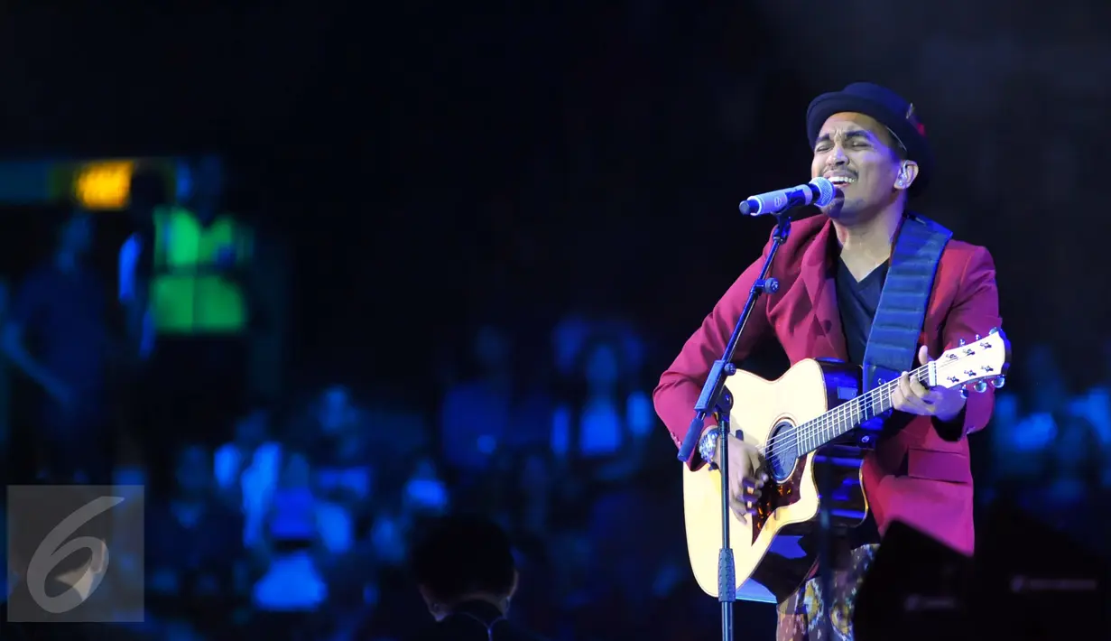 Lantunan lagu dan musik yang dibawakan Gleen Fredly berhasil menghipnotis semua yang datang di konsernya, Jakarta, Sabtu (17/10/2015). Glenn membagi perjalanan berkariernya dalam konser Menanti Arah. (Liputan6.com/Faisal R Syam)