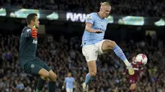 Kiper West Ham United Lukasz Fabianski dan penyerang Manchester City Erling Haaland bereaksi saat laga tunda pekan ke-28 Liga Inggris 2022/2023 di Etihad Stadium, Man City menang 3-0, Kamis (4/5/2023) WIB. (Martin Rickett/PA via AP)