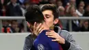 Seorang penyusup mencium megabintang Barcelona, Lionel Messi di tengah laga lanjutan penyisihan Grup D Liga Champions melawan tuan rumah Olympiakos, Rabu (1/11).Penyusup itu diketahui seorang fans berat Barcelona. (AP/Thanassis Stavrakis)