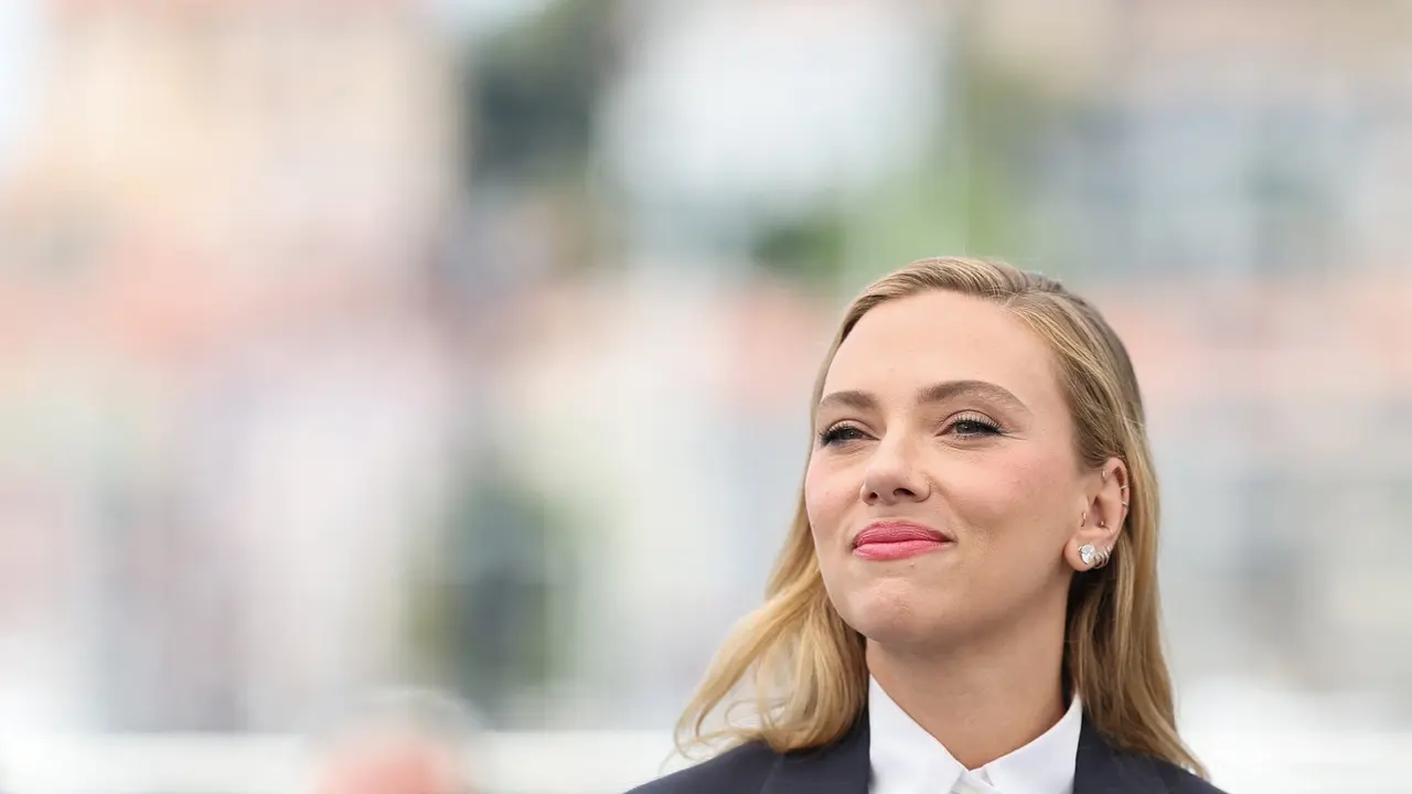 Sutradara AS Scarlett Johansson berpose selama sesi pemotretan untuk film "Eleanor the Great" di Festival Film Cannes ke-78 di Cannes, Prancis selatan, pada 21 Mei 2025. Sameer AL-DOUMY / AFP
