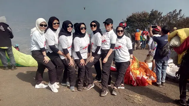 Beberapa pengunjung para istri perwira Polda Jabar, nampak menikmati kejuaraan Kapolda Cup 2 di Bukit Parama Satwika, Garut