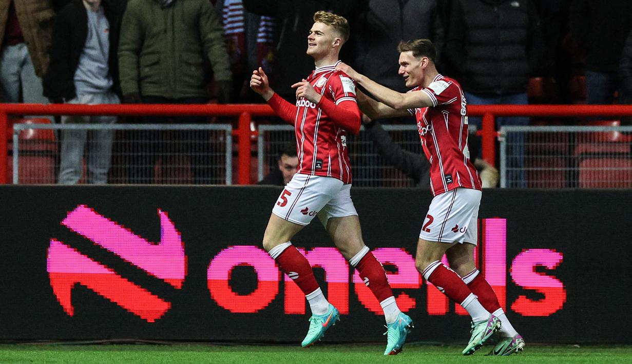 Pemain Bristol City, Tommy Conway (kiri) melakukan selebrasi setelah mencetak gol ke gawang West Ham United pada laga putaran ketiga Piala FA 2023/2024 di Ashton Gate Stadium, Bristol, Inggris, Rabu (17/01/2024) WIB. (AFP/Adrian Dennis)