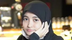 Perempuan berusia 24 tahun memang senang memakai oufit serba hitam. Selain terlihat simpel, gaya OOTD nya ini terlihat pas saat dikenakan oleh Arafah. Wajar saja jika kini ia kerap tampil simpel tapi kece dengan outfit serba hitam. (Liputan6.com/IG/@arafahrianti)