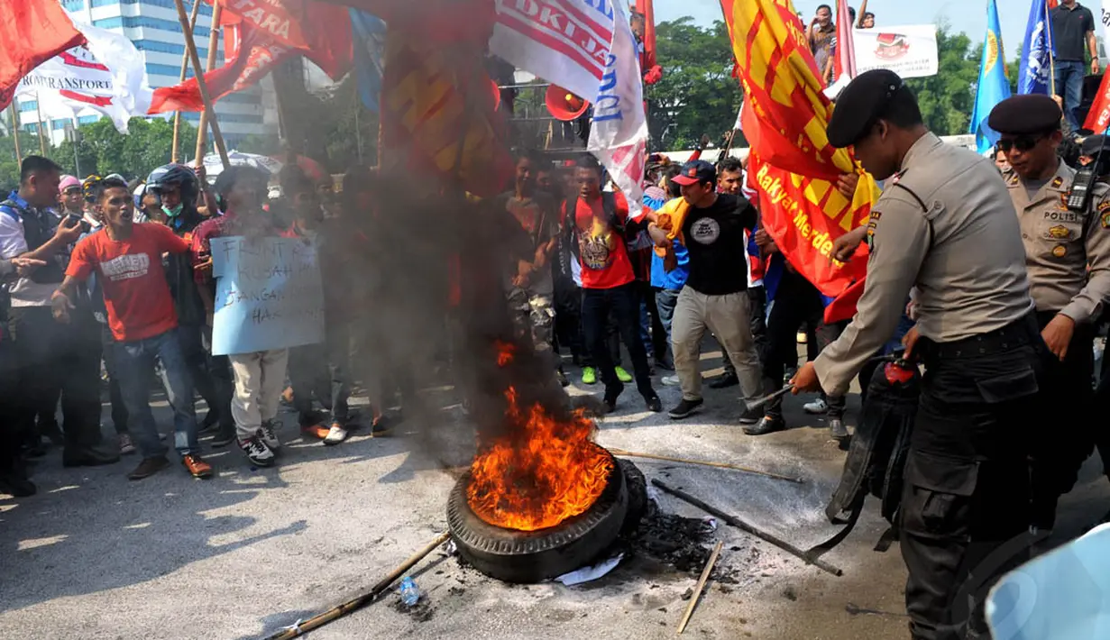 Berbagai atribut seperti bendera, spanduk dari berbagai elemen masyarakat, meramaikan unjuk rasa menolak RUU Pilkada yang tengah dirapatkan DPR, Jakarta, (25/9/14). (Liputan6.com/Johan Tallo)