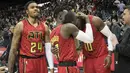 Ekspresi kegembiraan para pemain Atlanta Hawks usai mengalahkan San Antonio Spurs pada lanjutan NBA basketball game di Philips Arena, (01/01/2017). Atlanta menang 114-112. (AP/John Amis)