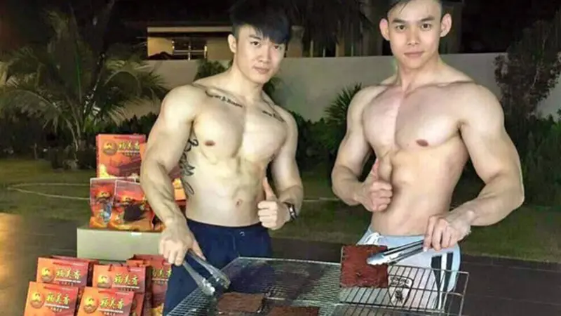 Panggang Dendeng Tanpa Kenakan Baju, Pria Macho Ini Jadi Viral